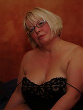 Big mature madame playing with her pussy